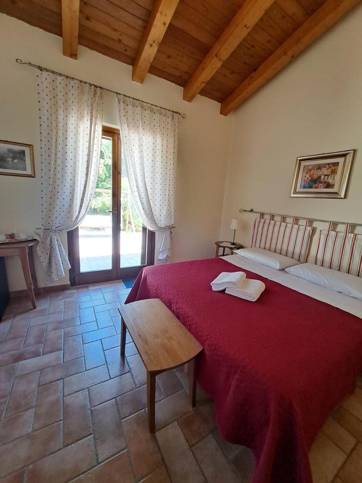 Casale Terre Rosse Bed & Breakfast Saturnia Bagian luar foto