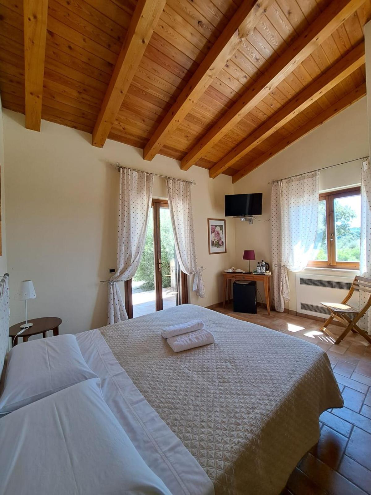 Casale Terre Rosse Bed & Breakfast Saturnia Bagian luar foto