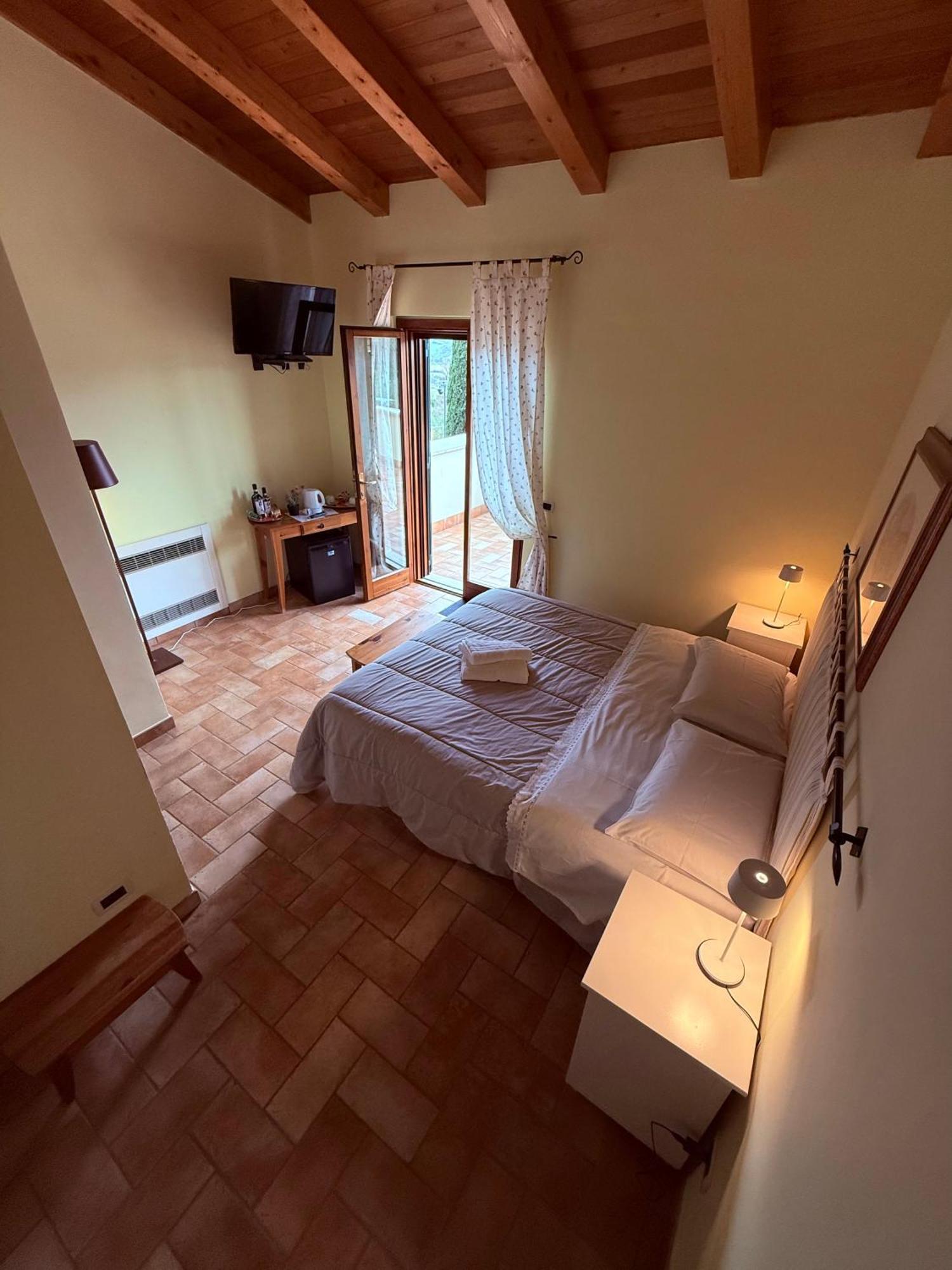 Casale Terre Rosse Bed & Breakfast Saturnia Bagian luar foto
